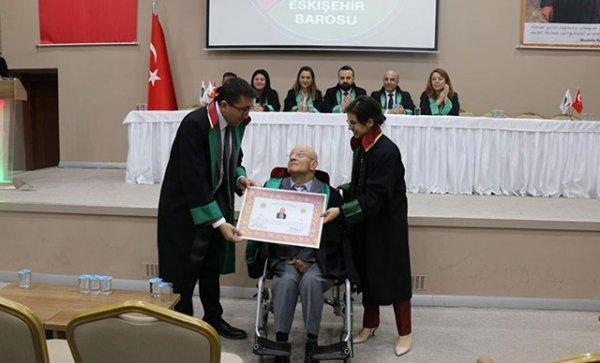 Eskişehir'de 52 yaşında avukat oldu
