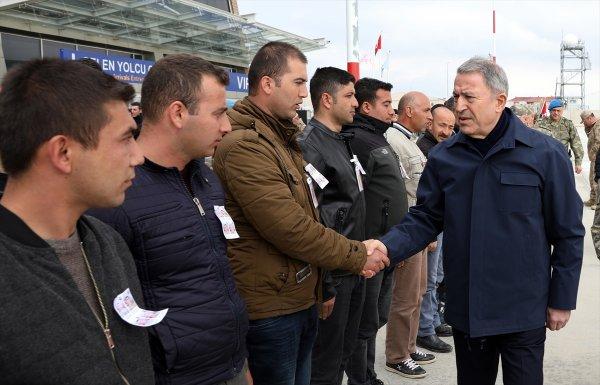 Milli Savunma Bakanı Akar sınırda