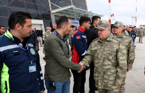 Milli Savunma Bakanı Akar sınırda