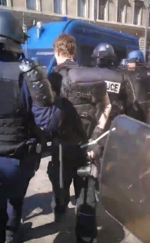 Fransız polisi gazetecileri tutukladı