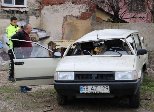 Çaldıkları arabayla kaza yapan gençler kaçtı