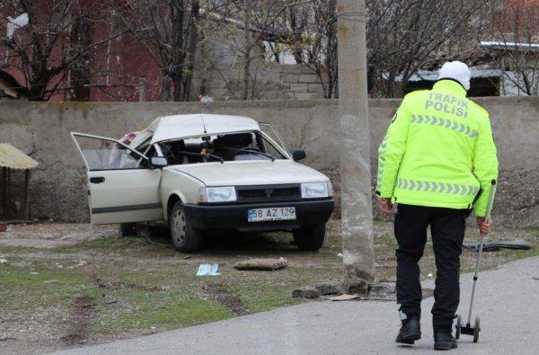 Çaldıkları arabayla kaza yapan gençler kaçtı