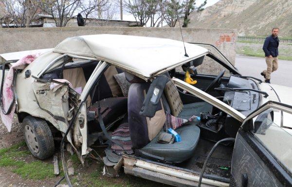 Çaldıkları arabayla kaza yapan gençler kaçtı