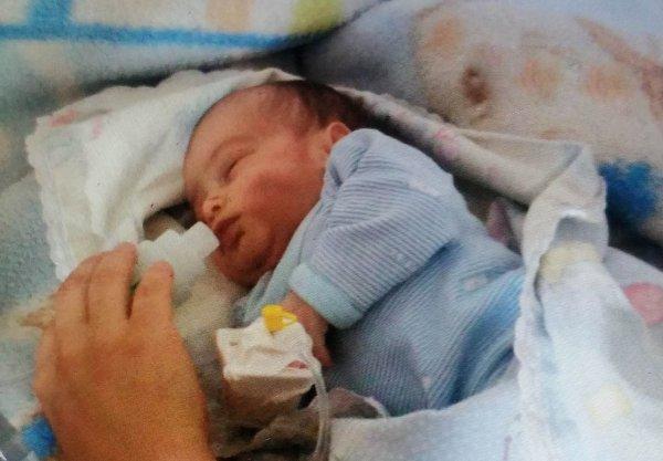 25 günlük bebeği banyoda elinden düştü