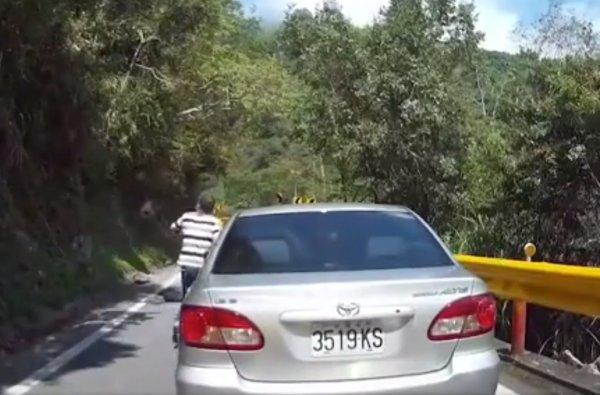 Tayvan'da kaya araçların üstüne düştü