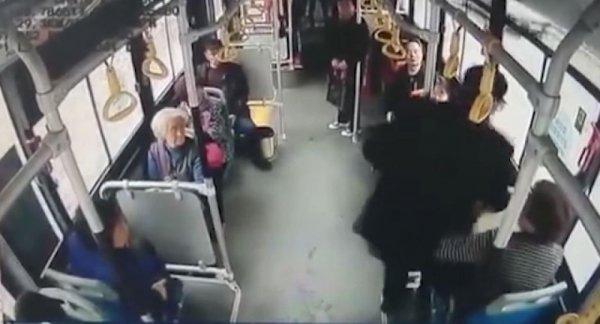 Çin'de otobüste yer vermeme kavgası
