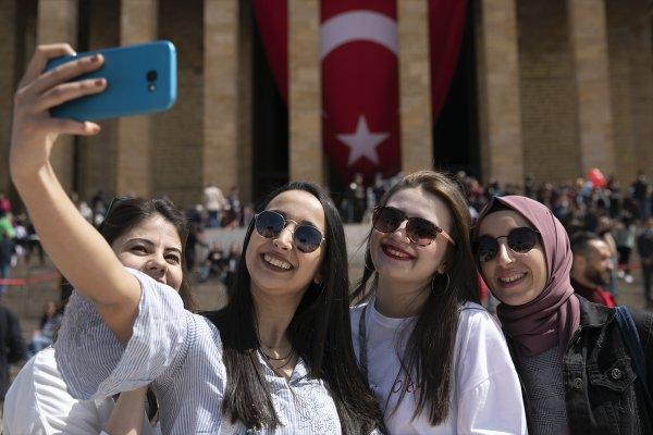 Binlerce kişi Anıtkabir'e akın etti