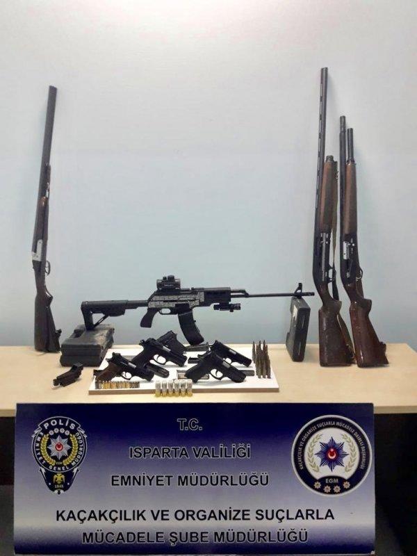 Sahte içki üretimi yapılan evden cephanelik çıktı