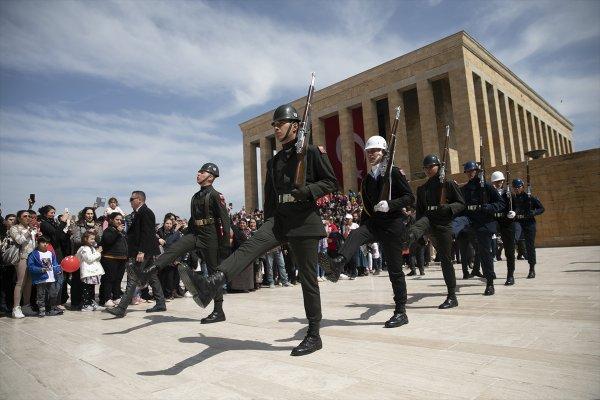 Binlerce kişi Anıtkabir'e akın etti