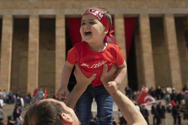 Binlerce kişi Anıtkabir'e akın etti