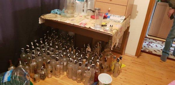 Sahte içki üretimi yapılan evden cephanelik çıktı