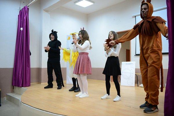 Lise öğrencilerinden köylerdeki çocuklar için tiyatro