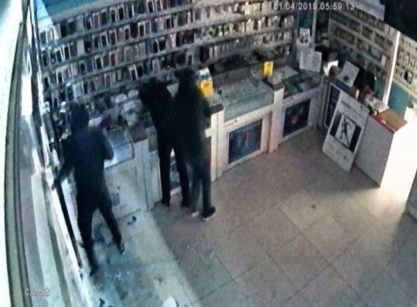 Kadıköy’de dükkanın soyulduğu anlar