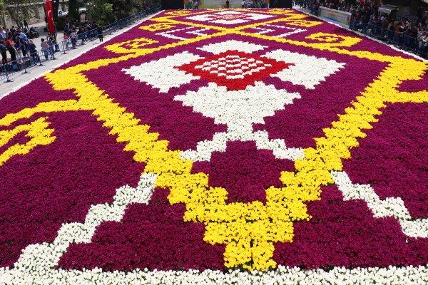 Dünyanın en büyük lale halısı Sultanahmet'te