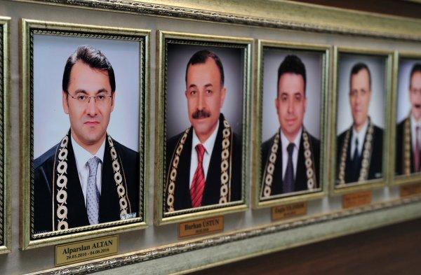 AYM albümünde FETÖ'cü üyelerin fotoğrafları duruyor