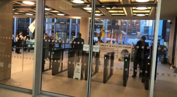 PKK yandaşları Londra'da TRT World binasına saldırdı