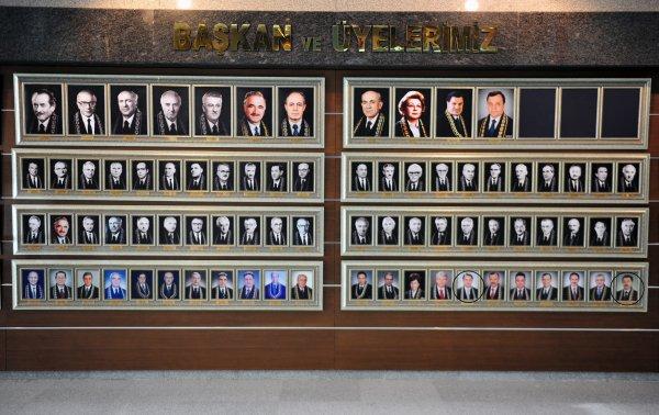 AYM albümünde FETÖ'cü üyelerin fotoğrafları duruyor