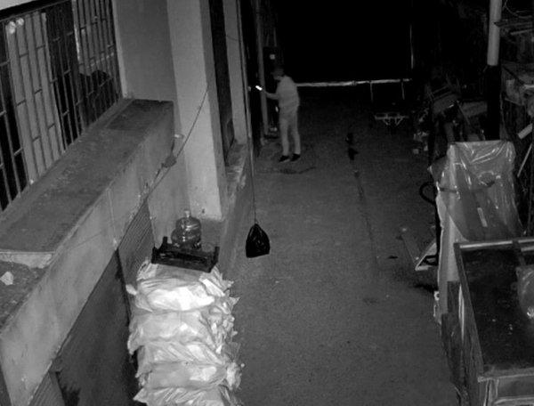 Muz yiyerek hırsızlık yaptı