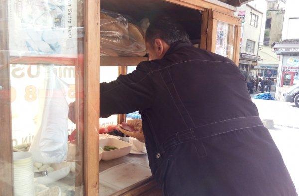 Muz yiyerek hırsızlık yaptı