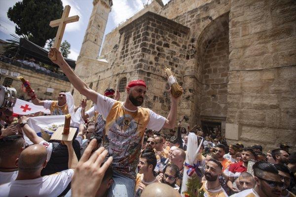 Kudüs'te Kutsal Ateş ayini