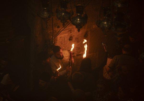 Kudüs'te Kutsal Ateş ayini