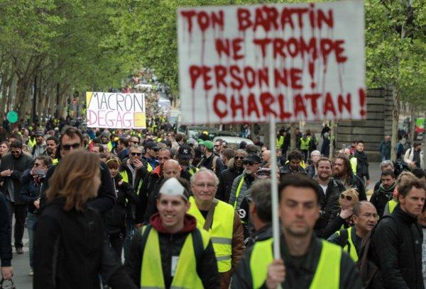 Sarı Yelekliler Paris'te eylem yaptı