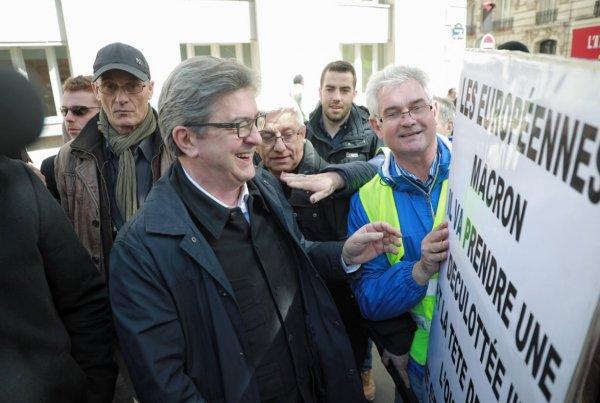 Sarı Yelekliler Paris'te eylem yaptı