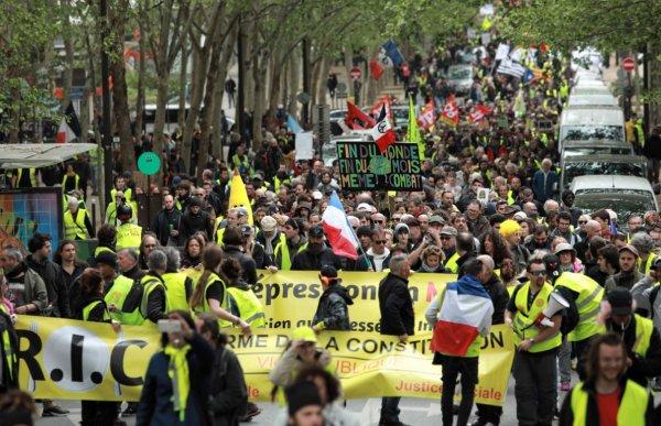 Sarı Yelekliler Paris'te eylem yaptı