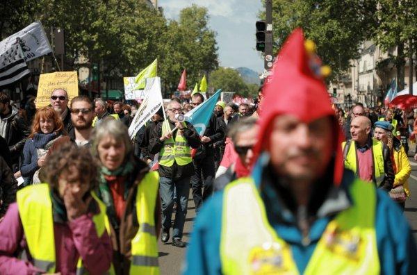 Sarı Yelekliler Paris'te eylem yaptı
