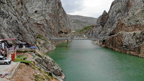 Fırat üzerinde zipline keyfi