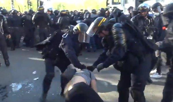 Fransız polisi göstericinin kafasını jopladı