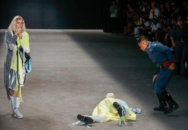 Brezilyalı manken podyumda hayatını kaybetti