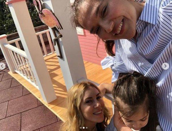 Demet Akalın kızı için Sinem Kobal'ı eve çağırdı