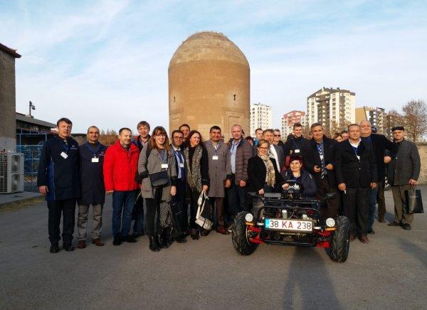 Kayseri Meslek Lisesi öğrencileri elektrikli araba yaptı