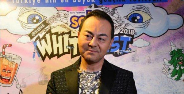 Hande Yener kumar masasında