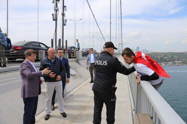 İntihar etmek isteyen kişiyi Davutoğlu ikna etti