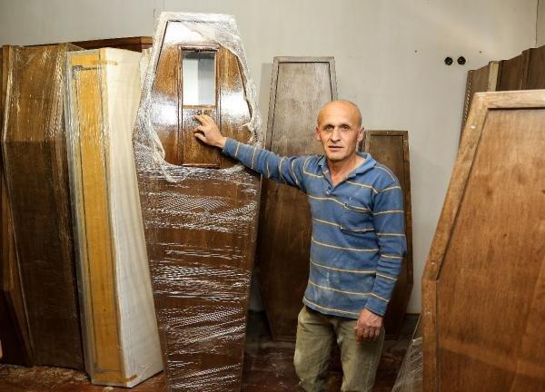 Antalyalı marangoz yabancılara tabut tasarlıyor
