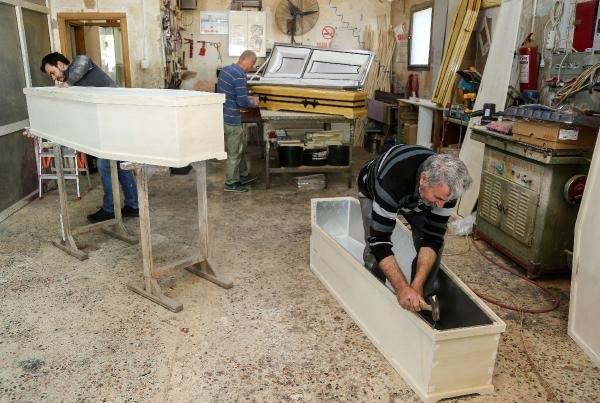 Antalyalı marangoz yabancılara tabut tasarlıyor