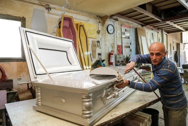 Antalyalı marangoz yabancılara tabut tasarlıyor