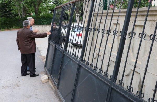 Demir kapı oyun oynayan çocuğun üzerine devrildi