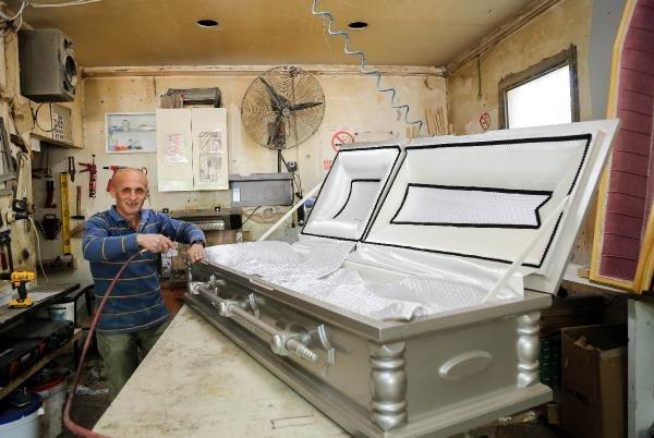 Antalyalı marangoz yabancılara tabut tasarlıyor