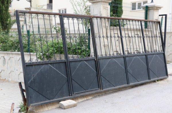 Demir kapı oyun oynayan çocuğun üzerine devrildi