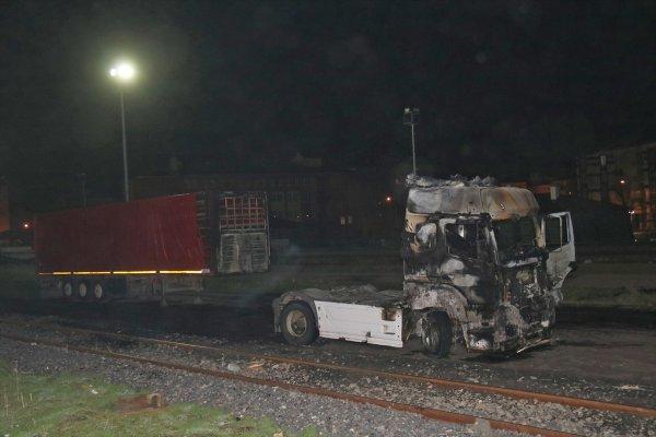 Kars'ta yük almaya gelen tır yandı