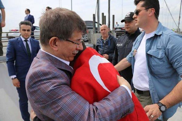 İntihar etmek isteyen kişiyi Davutoğlu ikna etti