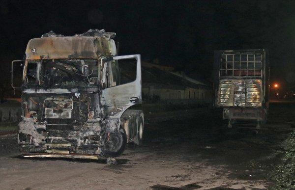 Kars'ta yük almaya gelen tır yandı