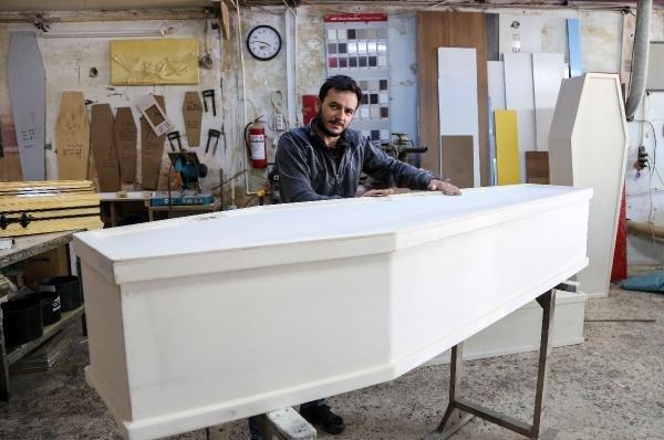 Antalyalı marangoz yabancılara tabut tasarlıyor