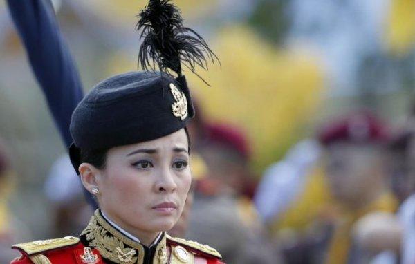 Tayland Kralı, generalini kraliçesi yaptı