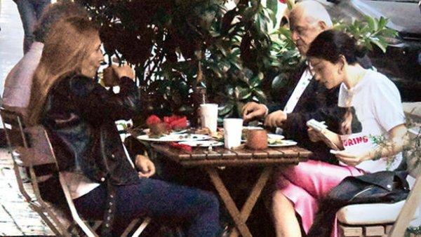 Onur Ünlü, Hazar Ergüçlü'nün ailesiyle yemekte