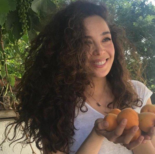 Azra Akın oğlunu çiftlikte büyütüyor