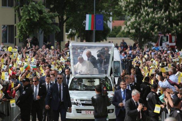 Papa’dan Bulgaristan'daki mülteci kampa ziyaret
